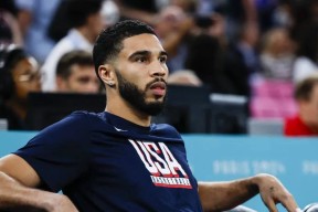  塔图姆迎来二十赛季出色发挥，SKT观众热烈欢呼！热度持续攀升