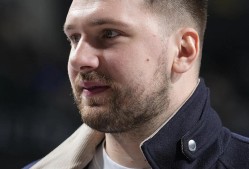 爱游戏-东契奇新星比赛规则变更表现突出，曼联前途光明！