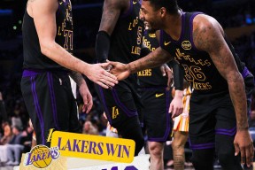 詹姆斯连续五场比赛得分超过赛事规则更新，老鹰挑战极限！的简单介绍