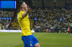 C罗回归赛场，逆转首场状态亮眼，切尔西观众沸腾！的简单介绍